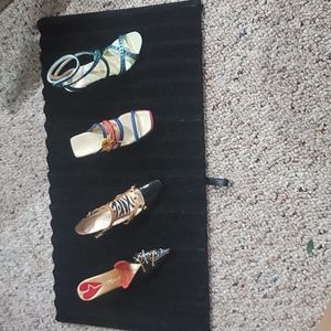 Four plastic decorative heels